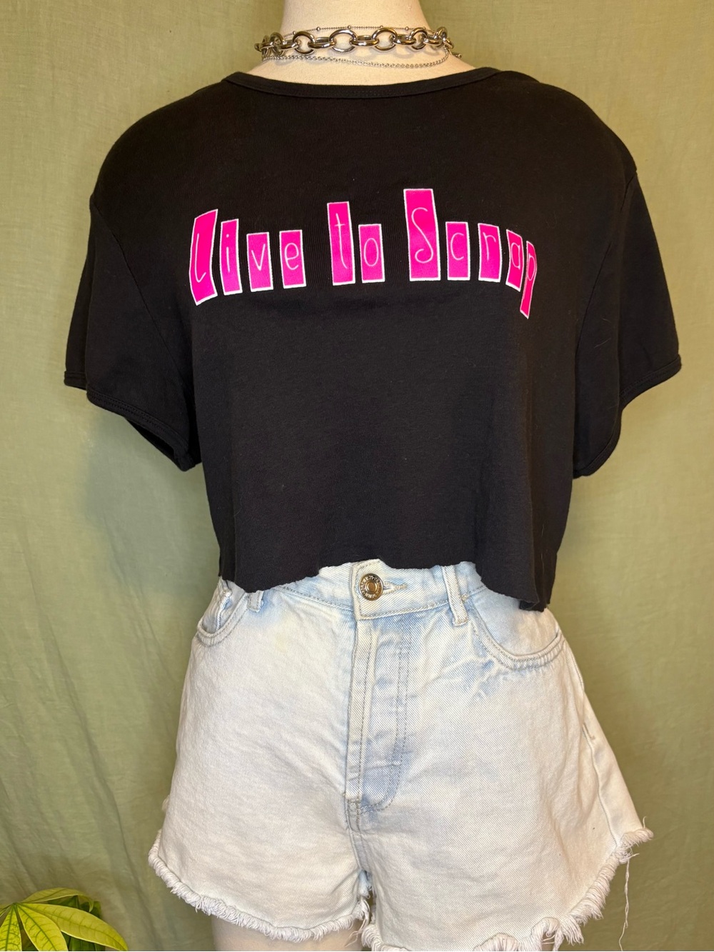 “Live to Scrap” black & pink cropped top